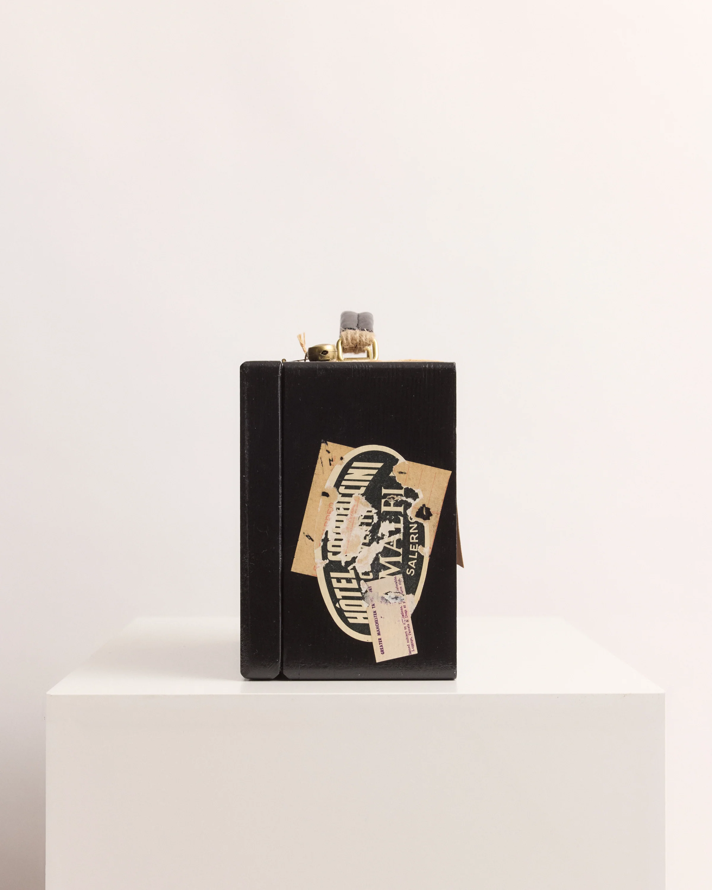 Calder Suitcase Box - Image 10