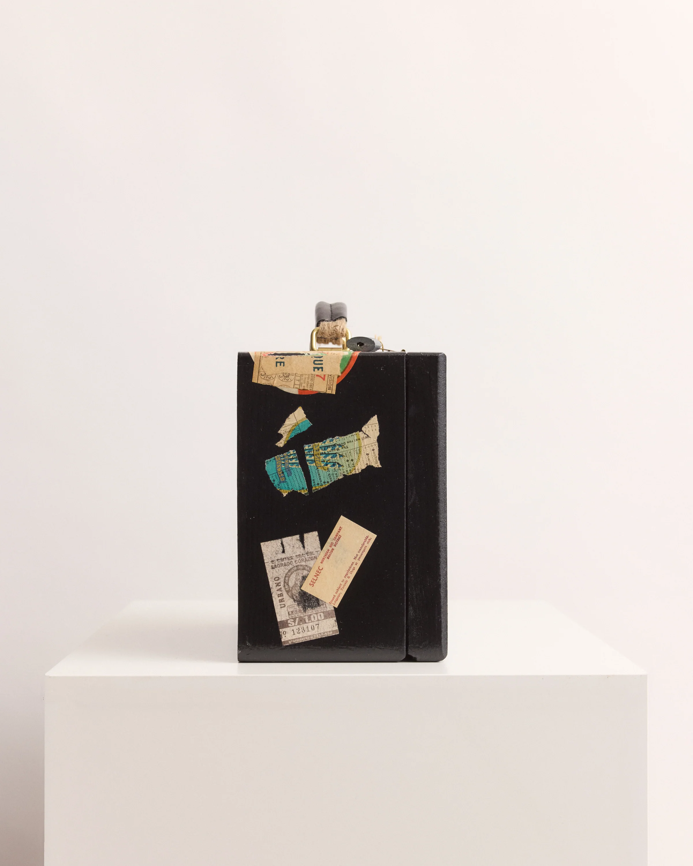 Calder Suitcase Box - Image 11